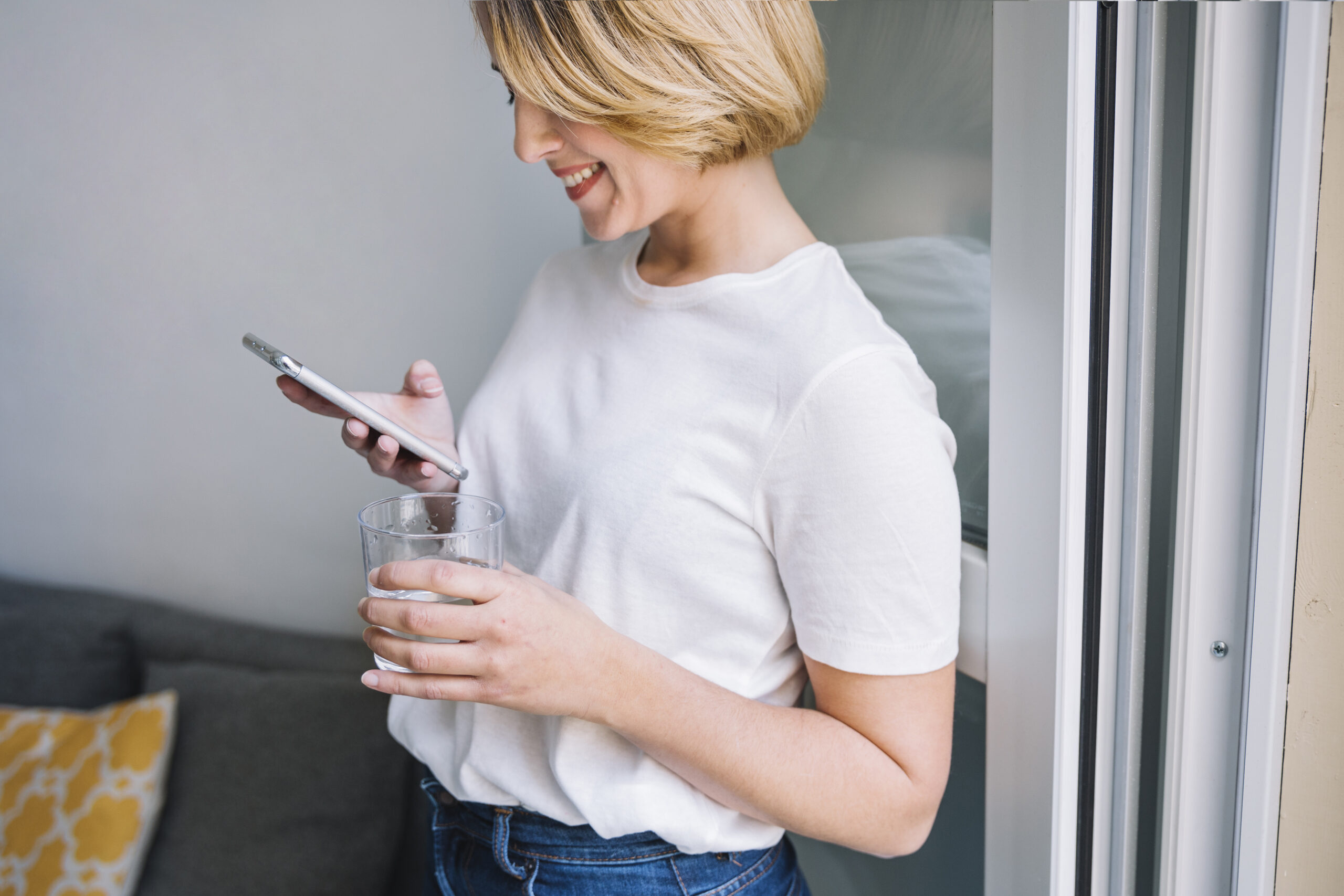 mulher a olhar para o smartphone - receita médica